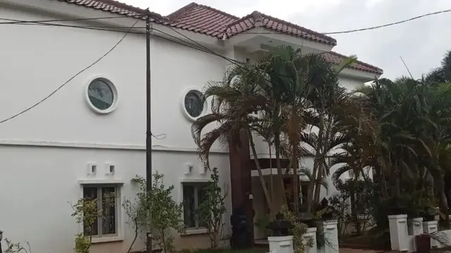 Bagian Luar Rumah Eko Patrio
