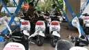 Petugas mengecek kesiapan motor listrik di halaman Monas, Jakarta, Kamis (13/12). Pemprov DKI Jakarta menerima hibah 50 unit motor listrik Viar Q1 yang dibagi 20 unit di Ragunan, 20 unit di Monas, dan 10 unit di Jatibaru. (Liputan6.com/Helmi Fithriansyah)