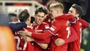 Para pemain Middlesbrough merayakan gol yang dicetak oleh Hayden Hackney ke gawang Chelsea dalam laga leg pertama semifinal Carabao Cup 2023/2024 yang digelar di Riverside Stadium, Rabu (10/1/2024). (PA via AP/Martin Rickett)