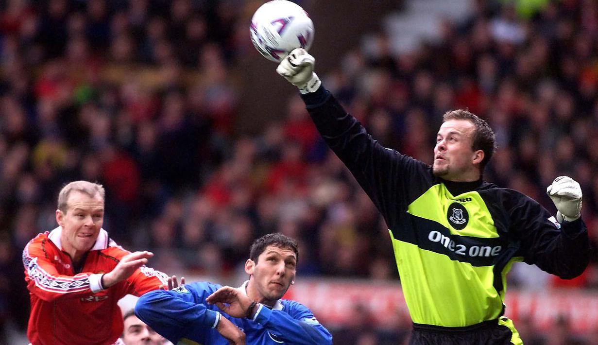 Bek Manchester United, Henning Berg (kiri) berusaha menyambut umpan sepak pojok yang berhasil dihalau kiper Everton, Thomas Myhre pada laga Liga Inggris 1998/1999 di Old trafford Stadium, Manchester (21/3/1999). Henning Berg terlebih dahulu meraih trofi Liga Inggris bersama Blackburn Rovers pada musim 1994/1995. Saat Manchester United menariknya pada 1997/1998, ia kembali meraih dua trofi Liga Inggris pada musim 1998/1999 dan 1999/2000. (AFP/PA/Owen Humphreys)