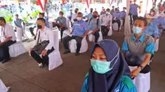 Pelaku transportasi saat menunggu vaksinasi COVID-19 Ndi Terminal Kampung Rambutan, Jakarta, Kamis (10/6/2021). Vaksinasi massal ini untuk 1.000 orang yang terdiri dari para supir bus, kernet, pedagang usaha kecil dan mikro di Terminal Kampung Rambutan. (Liputan6.com/Herman Zakharia)
