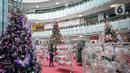 Pekerja berjaga di dekat pernak-pernik Natal di Mal Artha Graha, Jakarta, Sabtu (4/12/2021). Jelang perayaan Natal 25 Desember mal di ibukota mulai menjual berbagai kebutuhan Natal mulai dari pernak-pernik hingga pohon Natal dengan kisaran harga Rp10.000-Rp5 juta. (Liputan6.com/Faizal Fanani)