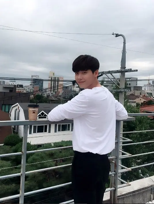Baru digambarkan secara umum megenai drama ‘First Kiss For the Sixth’ ini, kabarnya membuat para penggemar drama Korea menjadi penasaran soal sosk pria yang akan dipilih oleh Lee Cho Hee dalam pasangan ciuman pertamanya.  (Instagram/Jongsuk)