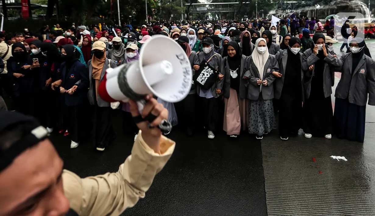 Mahasiswa menyampaikan orasi saat  demo menolak kenaikan harga Bahan Bakar Minyak (BBM) di kawasan Patung Kuda, Jakarta Pusat (Jakpus), Kamis (8/9/2022). Sejumlah unjuk rasa serupa diketahui juga digelar mahasiswa di beberapa kota besar. (Liputan6.com/Johan Tallo)