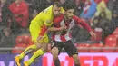 Penyerang Villarreal, Roberto Soldado, berebut bola dengan striker Athletic Bilbao, Eneko Boveda, pada laga La Liga di Stadion San Memes, Spanyol, Sabtu (6/2/2016). Kedua tim bermain imbang 0-0. (AFP/Ander Gillenea)