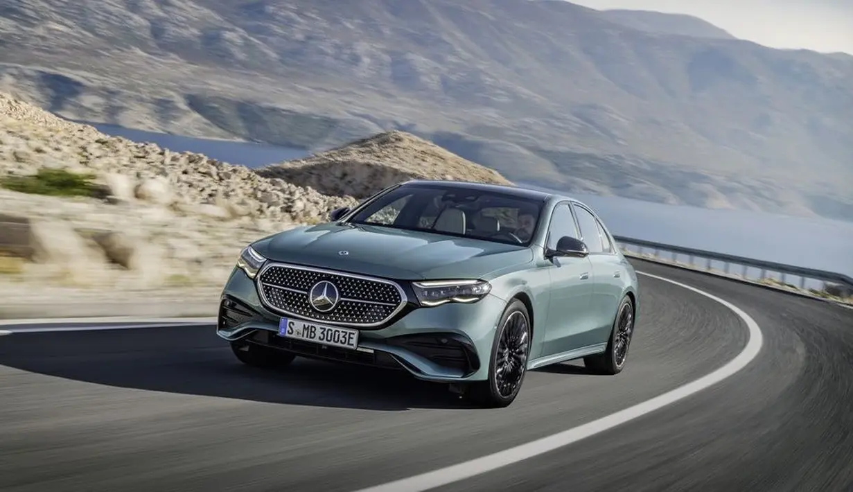 Mercedes-Benz E-Class 2024 mendapat facia depan ala Mercedes masa kini. Lampu yang menyambung dengan grill ini seperti mengambil napas mobil full EV mereka yaitu EQS. Bentuk grill trapesium berkesan sporty di model sebelumnya kini dibalik, sehingga terlihat lebih elegan. (Source: caranddriver.com)