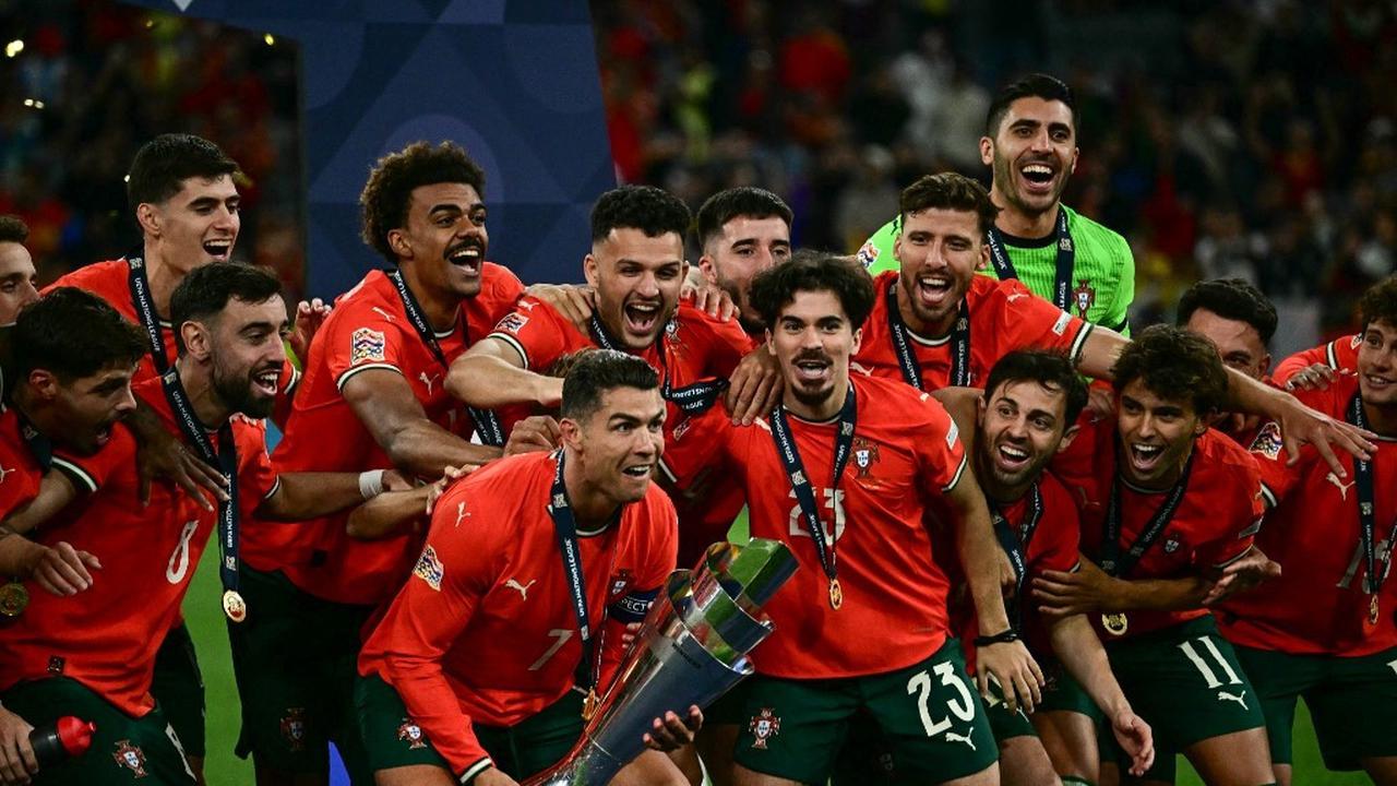 Cristiano Ronaldo Bawa Portugal Raih Juara UEFA Nations League di Umur 40 Tahun