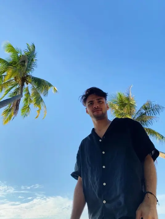 <p>Kemeja berwarna navy akan membuatmu tampil menawan. (instagram/refalhady)</p>