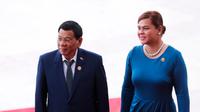 Presiden Filipina, Rodrigo Duterte (kiri), dan putrinya Sara Duterte saat menghadiri pembukaan Konferensi Tahunan Forum Boao untuk Asia (BFA) 2018 di Boao, Provinsi Hainan, China selatan, 10 April 2018 (Foto: voaindonesia.com/AFP)