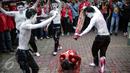 Aksi teaterikal diperagakan oleh sejumlah orang dari GMNI saat aksi di depan Kantor PT. Freeport Indonesia, Jakarta, Jumat (24/2). Mereka menganggap keberadaan Freeport hanya menjadikan Indonesia sapi perahan. (Liputan6.com/Faizal Fanani)