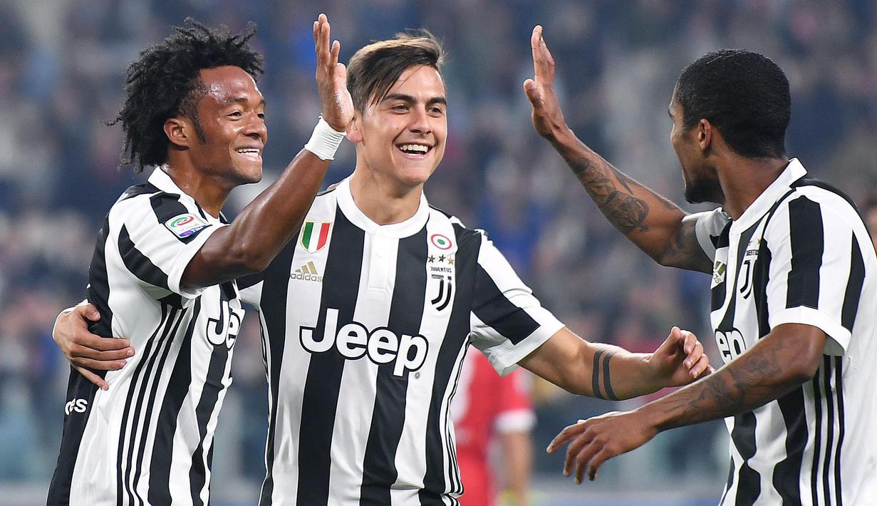 Para pemain Juventus merayakan gol Juan Cuadrado (kiri) saat melawan SPAL 2013 pada lanjutan Serie A di Allianz Stadium, Turin, (25/10/2017). Juventus menang 4-1. (Alessandro Di Marco/ANSA via AP)