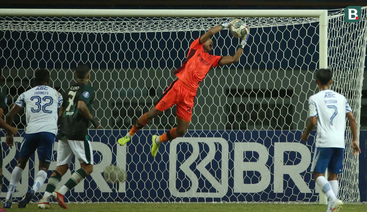 Penjaga gawang Persikabo 1973, Syahrul Trisna Fadillah berhasil menangkap bola dari tendangan pemain Persib Bandung dalam laga pekan ke-5 BRI Liga 1 2021/2022 di Stadion Wibawa Mukti, Cikarang, Senin (27/9/2021). Kedua tim bermain imbang 0-0. (Bola.com/Ikhwan Yanuar)