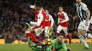 Pemain Arsenal, Alexis Sanchez (kiri) dihadang kiper West Bromwich, Ben Foster pada laga Premier League Boxing Day di Emirates Stadium, (26/12/2016). (Action Images via Reuters/John Sibley)