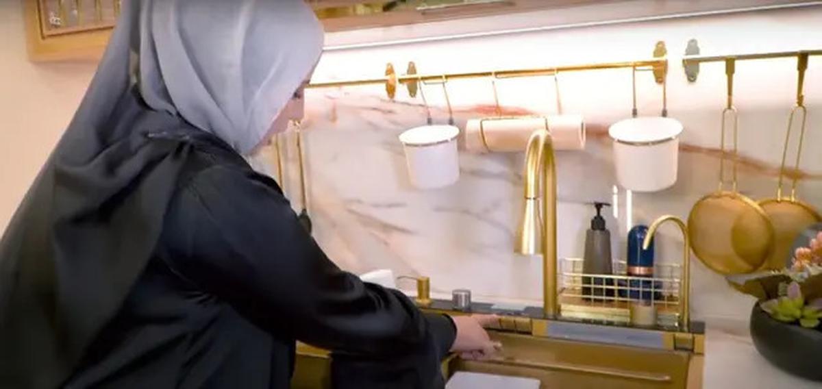 10 Potret Dapur Rumah Tasyi Athasyia, Super Canggih hingga Estetika Glamor dengan Sentuhan Putih dan Emas