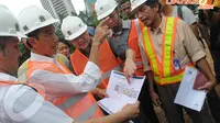 Gubernur DKI Jokowi tampak tengah berdialog dengan staf kontraktor proyek MRT di Dukuh Atas (Liputan6.com/Herman Zakharia)