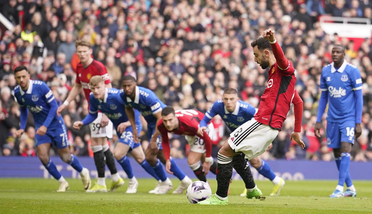 Kapten tim Manchester United, Bruno Fernandes mencetak gol pertama timnya lewat eksekusi penalti ke gawang Everton pada laga pekan ke-28 Premier League 2023/2024 di Old Trafford Stadium, Manchester, Sabtu (9/3/2024). (AP Photo/Dave Thompson)