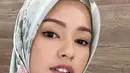 Aura kecantikan Susan Sameh sangat terpancarkan saat memakai hijab. Banyak warganet terpesona saat perempuan yang sempat dikabarkan dekat dengan atlet badminton, Fajar Alfian pakai hijab. Kecantikan Susan Sameh ini banjir pujian warganet. (Liputan6.com/IG/susansameeh)