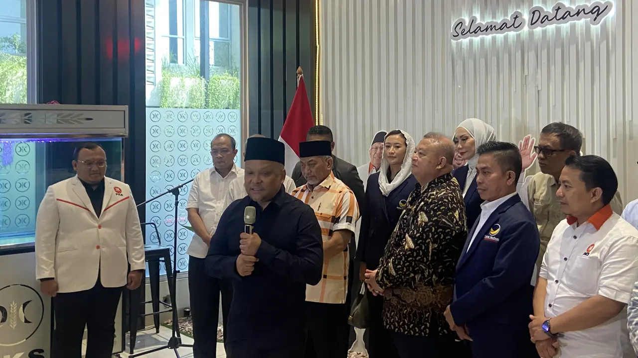 Bakal calon gubernur Jawa Barat yang diusung Partai NasDem, Ilham Habibie menyambangi Kantor DPP PKS Jalan TB Simatupang, Jakarta Selatan, Kamis (18/7/2024).