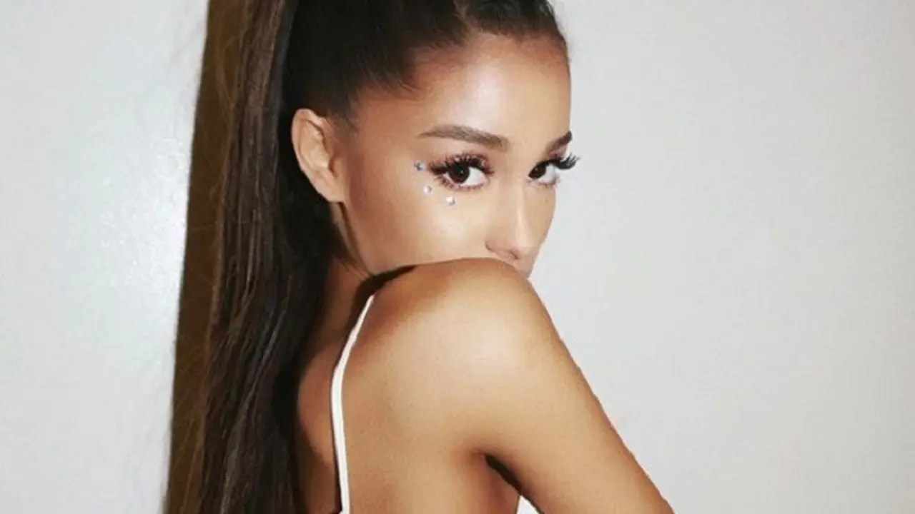 8 Selebritas Cantik Ini Tak Ragu Pamer Kekurangannya di Sosmed