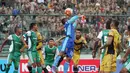 Aksi kiper PS TNI, Teguh Amiruddin, menghalau bola dari pemain Mitra Kukar pada laga Torabika Soccer Championship 2016 presented by IM3 Ooredoo di Stadion Siliwangi, Bandung, Sabtu (14/5/2016). Mitra Kukar menang 4-1. (Bola.com/Nicklas Hanoatubun)