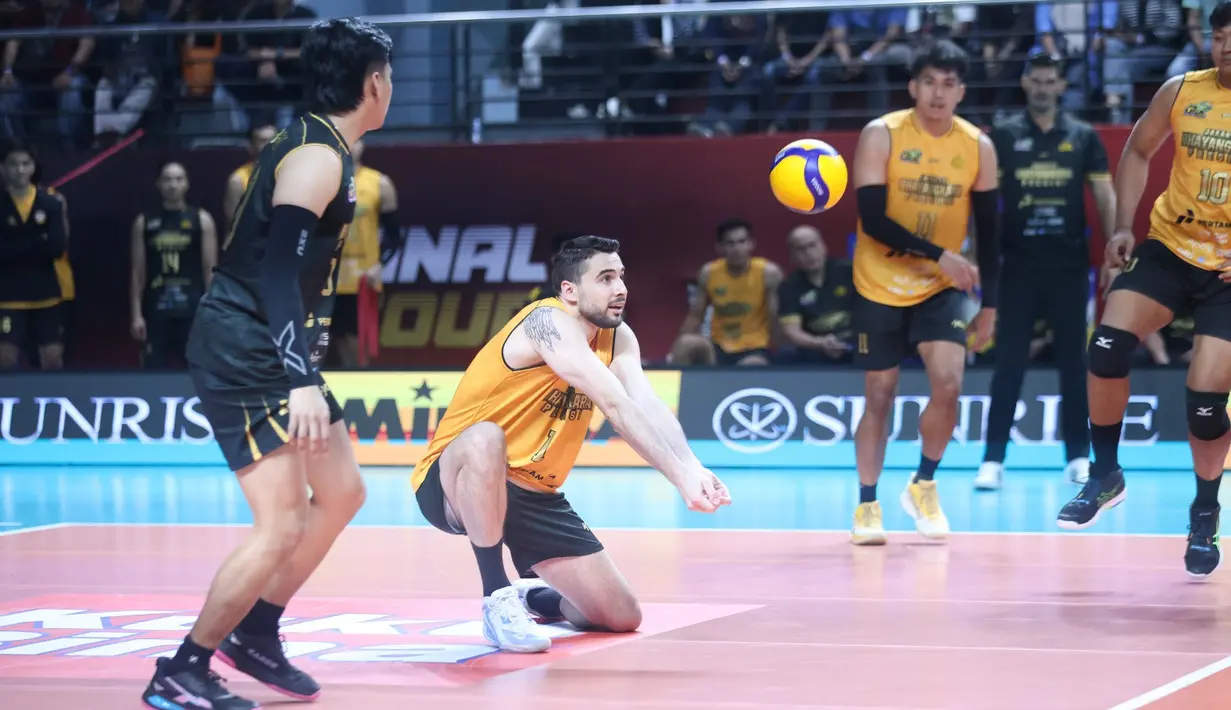 Pemain Jakarta Bhayangkara Presisi , Bardia Saadat mencoba menahan bola dari serangan Surabaya Samator pada pertandingan final four Proliga 2026 yang digelar di Jawa Pos Arena, Surabaya, Kamis (2/4/2026). Dok. PBVSI)
