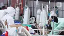 Pasien yang terpapar Covid-19 melihat ponsel saat di dalam tenda darurat yang didirikan di RSUP dr Sintanala, Kota Tangerang, Rabu (30/6/2021). Tenda Darurat di RSUP dr. Sintanala langsung penuh hingga pasien yang terus berdatangan harus mengantri sampai keluar tenda. (Liputan6.com/Angga Yuniar)