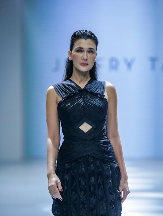 Luna Maya tampil di Jakarta Fashion Week 2023 membawakan salah satu rancangan Jeffry Tan [dok. jfw2023]