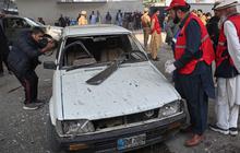 FOTO: Serangan Bom Bunuh Diri Hantam Markas Paramiliter di Peshawar