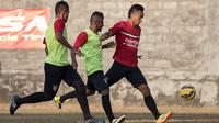 Pemain Bali United Pusam, Sultan Samma (depan) mengikuti latihan terakhir sebelum jumpa Persija pada Piala Presiden 2015 di Denpasar, Bali, Sabtu (29/8/2015). (Bola.com/Vitalis Yogi Trisna)