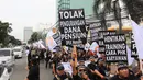 Sejumlah poster dan spanduk dibawa saat aksi menolak PHK massal Bank Danamon, Jakarta, Jumat (28/10). Demonstran menuliskan aspirasi mereka pada poster yang mereka bawa.(Liputan6.com/Angga Yuniar)