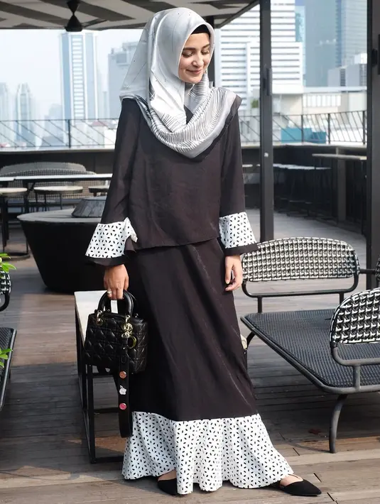 Shireen Sungkar tampil dengan suasana hitam putih di busananya. Terlebih ia memadukan dengan kerudung yang juga monokrom, serta menjinjing tas dan memakai flat shoes berwarna hitam. Lucu banget ya? (Instagram/shireensungkar)