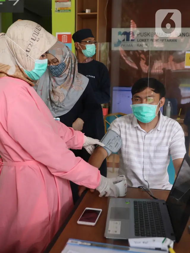 FOTO: Tenaga Kesehatan di Tangerang Selatan Mulai Disuntik Vaksin COVID-19