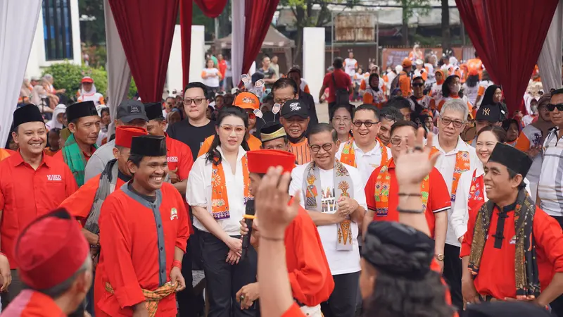 Cagub Jakarta Pramono Anung di Festival 1000 Nasi Uduk di GOR Cengkareng, Jakarta Barat, (6/10/2024). (Foto: Tim Media Pram-Rano)