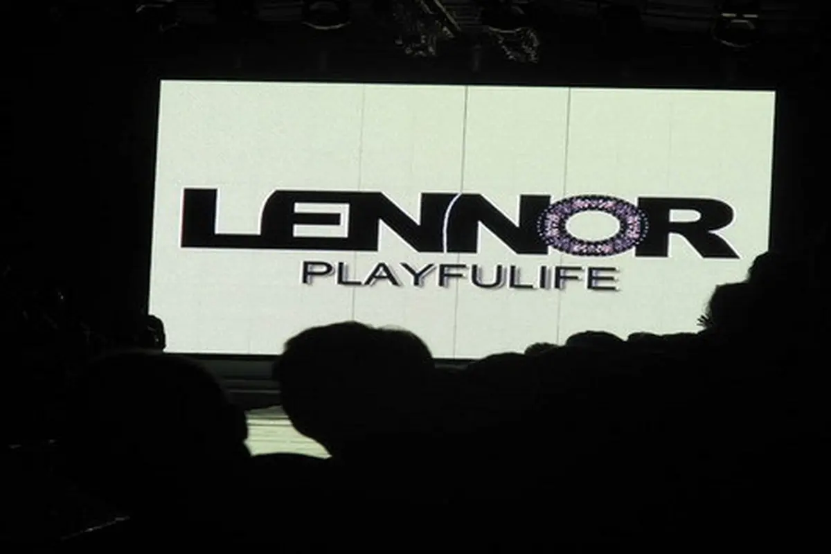 http://jakartafashionblog.blogspot.com/2009/11/lennor.html#!/2009/11/lennor.html
