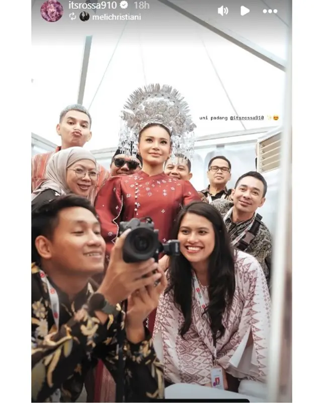 6. Sebuah pengalaman yang sangat membanggakan bagi Rossa. Ia merasa terhormat bisa menjadi bagian dari musisi yang dipercaya tampil membawakan lagu kebangsaan.