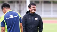 Tawa lepas Indra Sjafri pada sesi latihan bersama Timnas Indonesia U-20 di Stadion Madya, Gelora Bung Karno, Jakarta, Rabu (5/2/2025). (Bola.com/Abdul Aziz)
