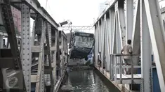 Petugas mengevakuasi bus transjakarta yang terperosok ke sungai usai ditabrak kereta Senja Utama Solo di perlintasan Jalan Mangga Dua, Jakarta, Kamis (19/5). Tak ada korban jiwa, namun sopir Transjakarta mengalami luka berat. (Liputan6.com/Faizal Fanani)