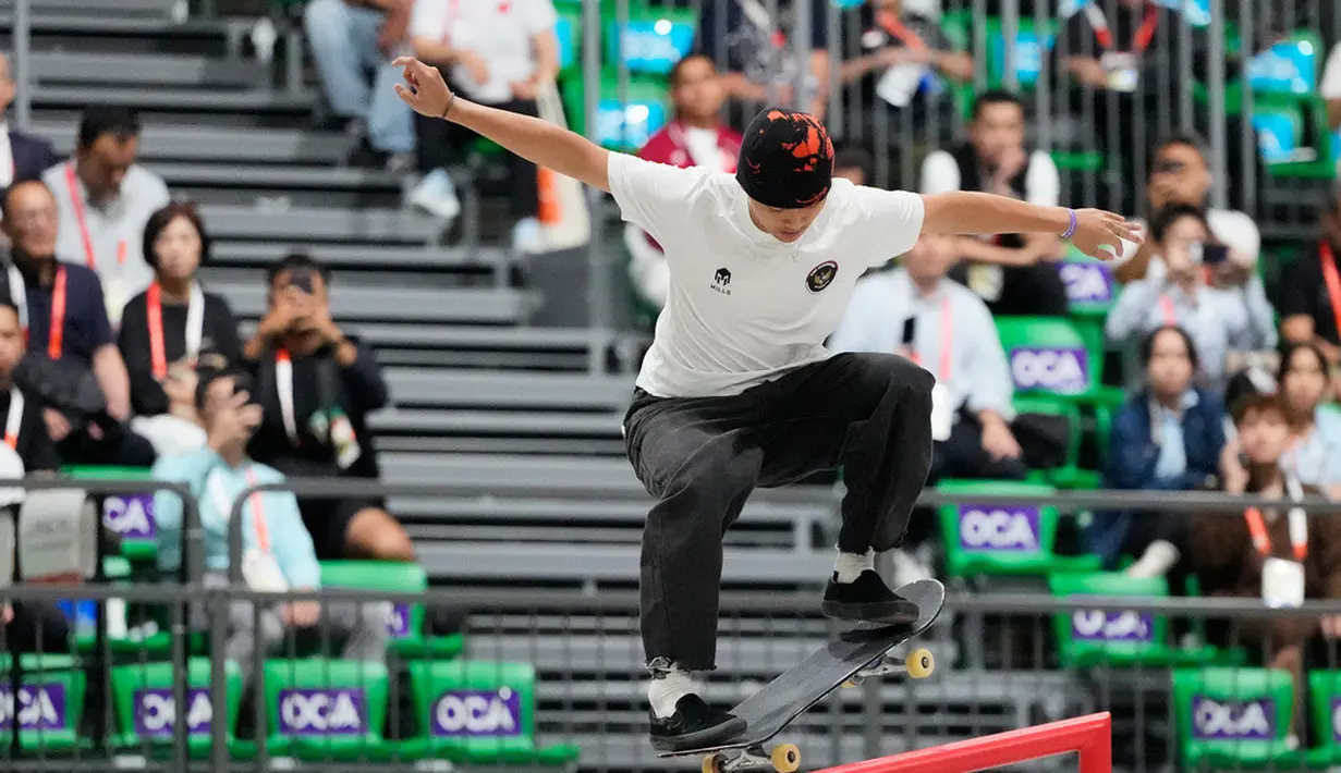 Atlet skateboard Indonesia Basral Graito Hutomo beraksi pada final nomor street putra Asian Games 2026 di Tokoname, Jepang, Minggu (27/9/2026). (AP Photo/Dita Alangkara)