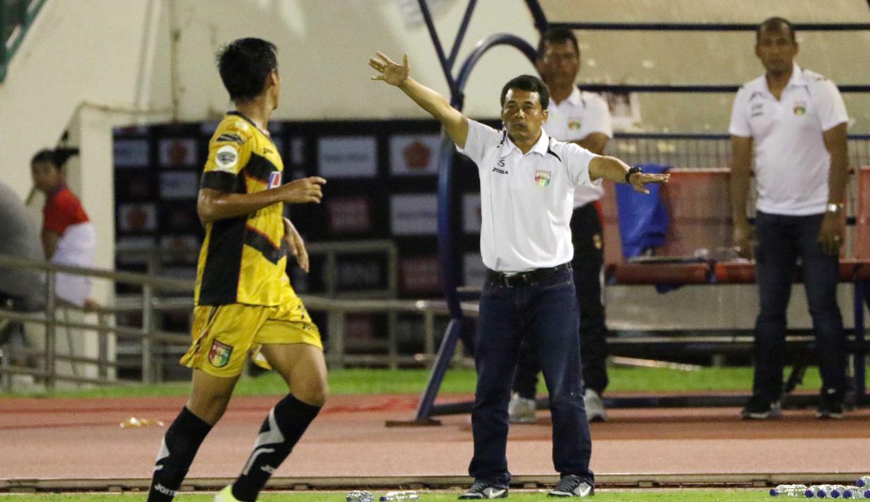 Pelatih Mitra Kukar, Jafri Sastra (2kanan) memberikan Instruksi kepada para pemainnya Pada laga Piala Jenderal Sudirman grup D di Stadion Manahan, Solo, Sabtu (12/12/2015). (Bola.com/Nicklas Hanoatubun)