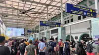 Penumpang Menumpuk di Stasiun Senen Imbas KA Jaka Tingkir dan Serayu Anjlok