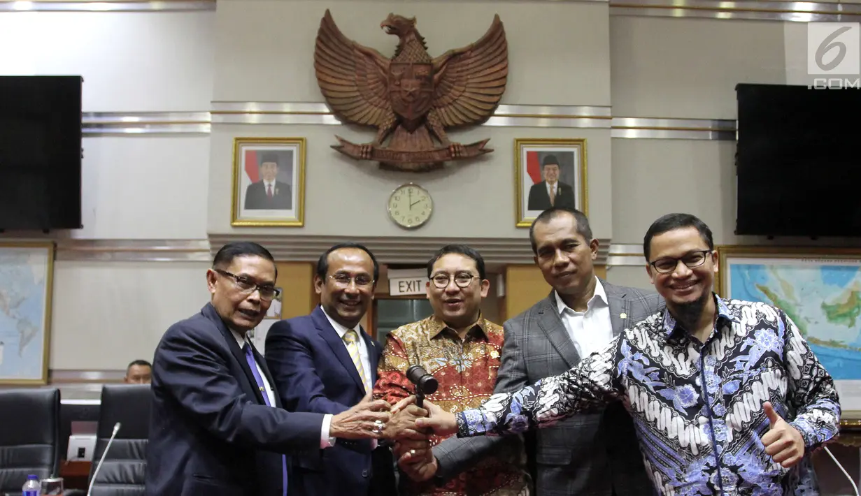 Wakil Ketua DPR Fadli Zon (tengah) foto bersama Pimpinan Komisi I DPR Abdul Kharis (kedua kanan), Satya Widya Yudha (kedua kiri), Asril Hamzah (kiri) dan Hanafi Rais (kanan) usai pergantian pimpinan DPR, Jakarta, Rabu (4/4). (Liputan6.com/Johan Tallo)