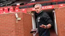 Jose Mourinho usai mengikuti sesi foto dan perknalan sebagai pelatih Manchester United di Stadion Old Trafford, Manchester, (5/7/2016). (AFP/Oli Scarff)