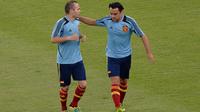 Dua sahabat Xavi Hernandez dan Andres Iniesta (NELSON ALMEIDA / AFP)