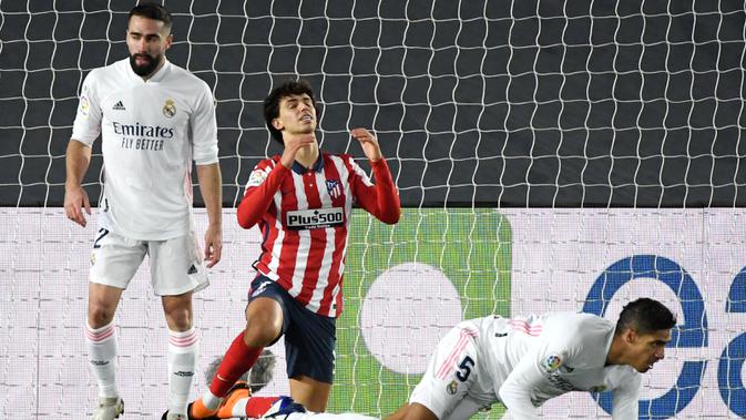 Penyerang Atletico Madrid, Joao Felix, tampak kecewa usai gagal mencetak gol ke gawang Real Madrid pada laga Liga Spanyol di Stadion Alfredo di Stefano, Minggu (13/12/2020). Real Madrid menang dengan skor 2-0. (AFP/Oscar Del Pozo)