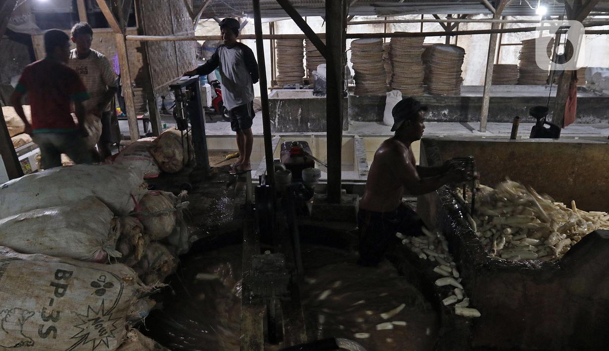 Pekerja mencuci singkong saat membuat tepung tapioka di industri rumahan kawasan Legok Nyenang, Kadumanggu, Kabupaten Bogor, Jawa Barat, Minggu (1/8/2021). Pekerja mampu menghasilkan 3 sampai 4 ton tepung tapioka dalam sehari. (Liputan6.com/Herman Zakharia)