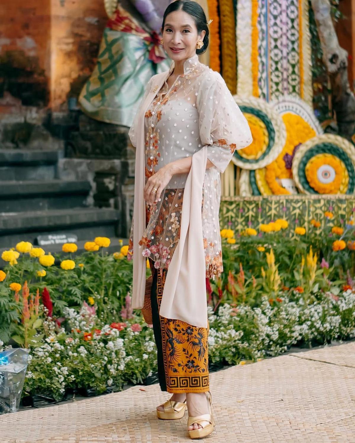 Potret Cantik Happy Salma dengan Gaun Batik Panjang, Wajahnya Awet Muda