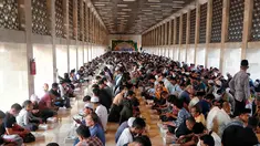 Umat Muslim melakukan buka puasa bersama saat bulan Ramadhan 1444 Hijriah di masjid Istiqlal, Jakarta, Kamis (23/3/2023).  (Liputan6 com/Angga Yuniar)