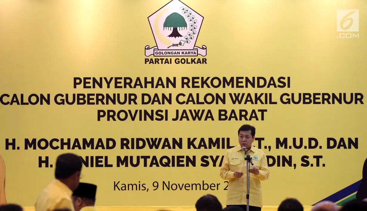 Ketum Golkar Setya Novanto memberi keterangan saat konferensi pers pengumuman calon Gubernur dan Wakil Gubernur Jawa Barat di DPP Golkar, Kamis (9/11). Golkar resmi mengusung Ridwan Kamil dan Daniel Muttaqien di Pilgub Jabar. (Liputan6.com/Johan Tallo)