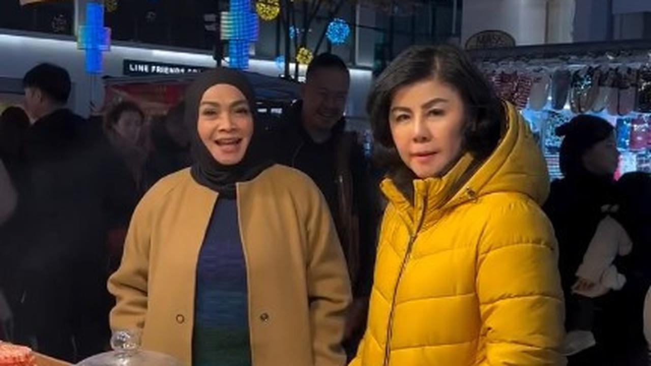 7 Potret Rieta Amilia dan Desiree Tarigan ke Korea, Nikmati Street Food dari Ubi Rebus - Rambut Nenek