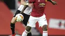 Penyerang Manchester United, Odion Ighalo berebut bola dengan pemain LASK, Philipp Wiesinger pada pertandingan leg kedua babak 16 besar Liga Europa di Stadion Old Trafford, Inggris (6/8/2020). MU menang 2-1 atas Lask dan melaju ke perempat final.  (AP Photo/Dave Thompson)
